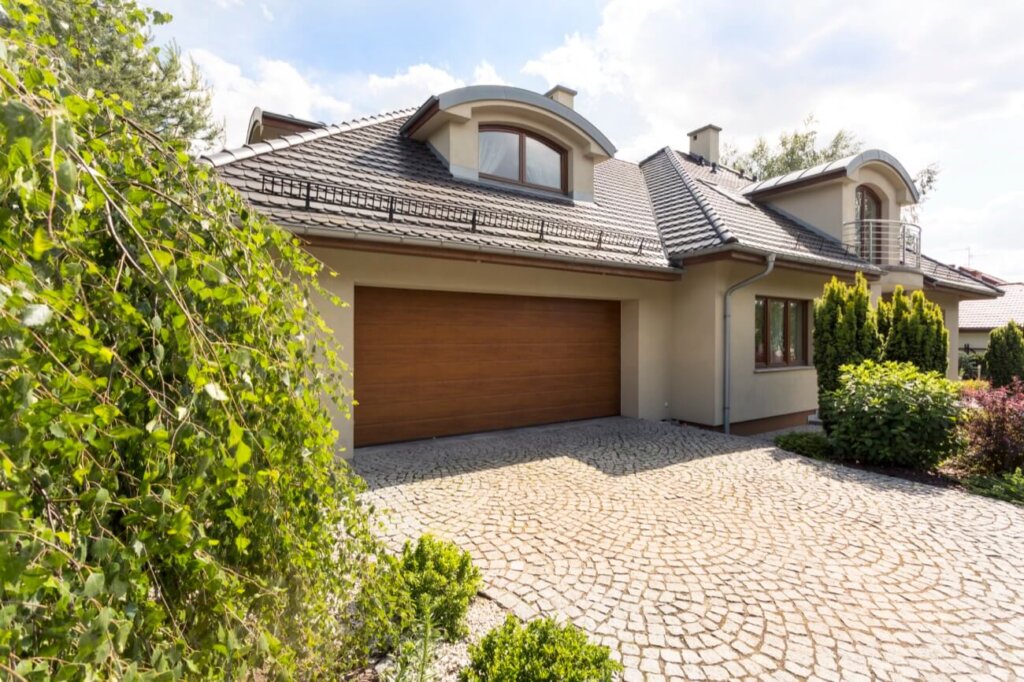detached house exterior with cobblestone driveway 2024 10 18 08 44 51 utc